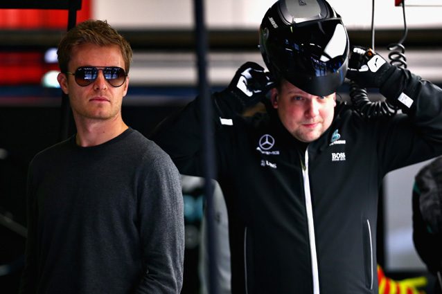 Nico Rosberg al box Mercedes durante i test del Montmelò - Getty Images