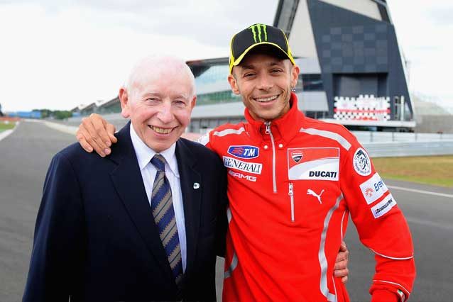 John Surtees e Valentino Rossi sul circuito di Silverstone nel 2011 / GettyImages