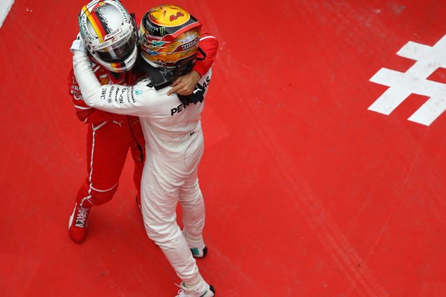 Lewis Hamilton e Sebastian Vettel si abbracciano alla fine del GP di Cina - Getty Images