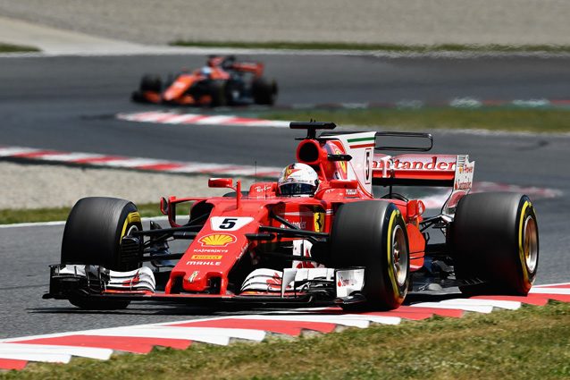 La Ferrari di Sebastian Vettel dopo aver doppiato una McLaren - Getty Images