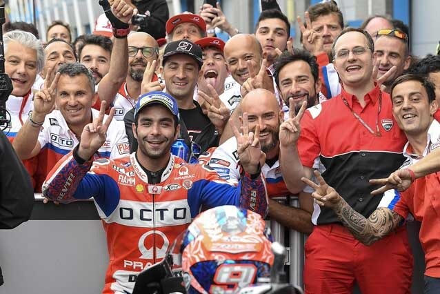 Danilo Petrucci festeggia con il team / Pramac Ducati