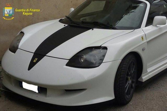 La Toyota MR2 trasformata in Ferrari – Foto Guardia di Finanza