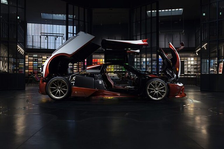 pagani-huayra-lampo-garage-italia-customs