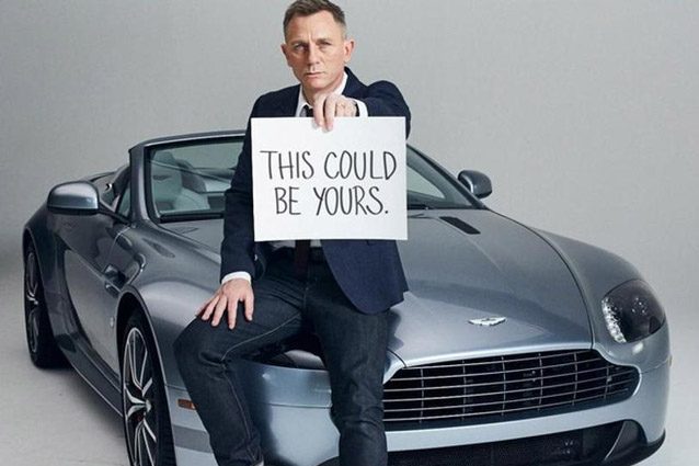 L’attore Daniel Craig insieme all’Aston Martin