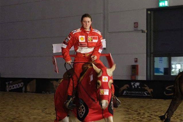 Gina Maria Schumacher, 22 anni, a cavallo con la tuta Ferrari / Instagram