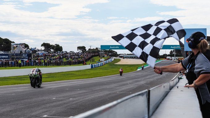 La volata finale tra Lowes e Rea per la vittoria di gara–2 / WSBK.com