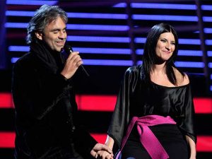 Andrea Bocelli e Laura Pausini si esibiscono durante i Grammy del 2008 (Getty Images)