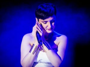 Arisa durante la tappa fiorentina del Voce Tour 2017