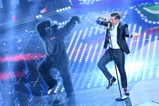 Francesco Gabbani balla sul palco del Festival di Sanremo (LaPresse)