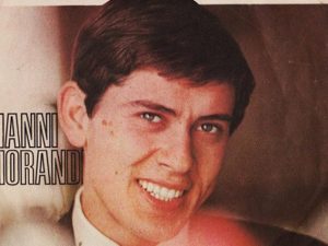 Gianni Morandi sulla copertina del singolo "Un mondo d’amore" (dettaglio)