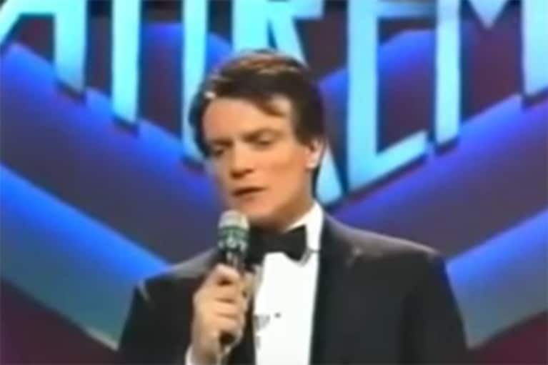 Massimo Ranieri canta "Perdere l'amore" a Sanremo.