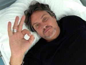 Cristiano De Andrè su un letto d’ospedale (foto via Facebook)