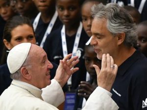 Andrea Bocelli e Papa Francesco (Getty Images)
