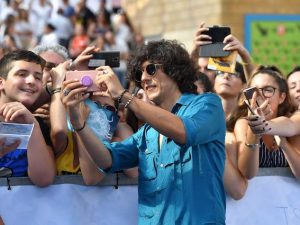 Ermal Meta fa foto con i fan al Giffoni FIlm Festival (LaPresse)
