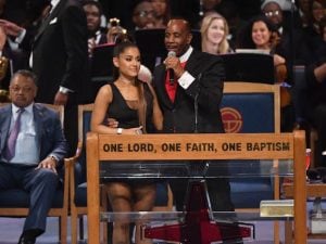 Ariana Grande e il reverendo al funerale di Aretha Franklin (Getty Images)