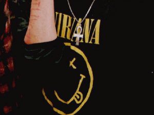 Un particolare di una maglia con lo smiley dei Nirvana (Getty Images)