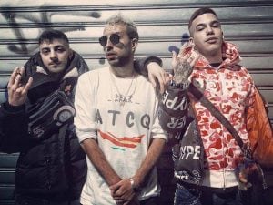 Shablo in mezzo a Charlie Charles e Sfera Ebbasta (foto via Facebook)