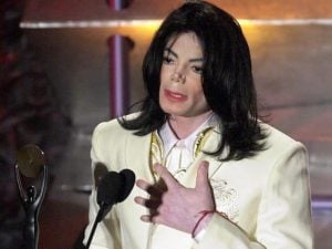 Michael Jackson durante il discorso di accettazione per la R&R Hall of Fame (Getty Images)