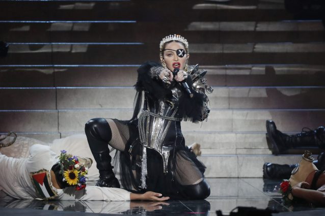 Madonna vieta i cellulari per il suo Madame X tour: “Chi li usa sarà accompagnato all’uscita”