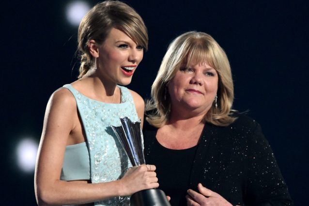 Taylor Swift e la madre (Getty Images)