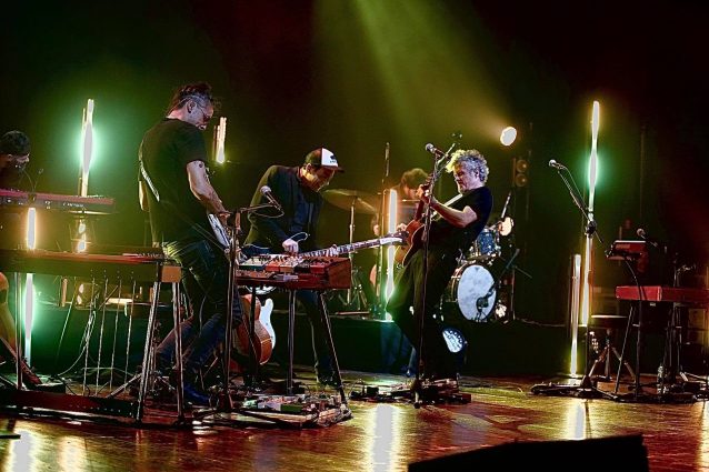 Niccolò Fabi sul palco con la sua band (ph Luca Brunetti)