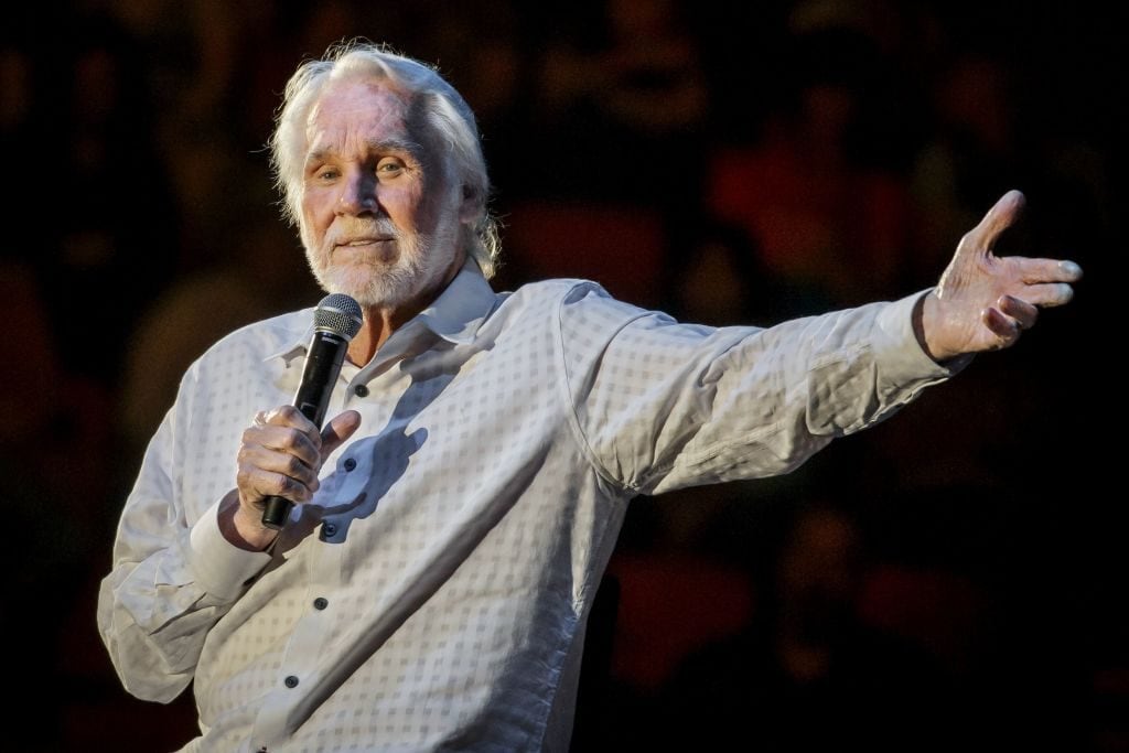 Morto Kenny Rogers per "cause naturali", è stato l'icona della musica country