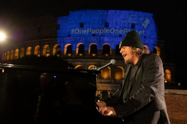 Zucchero come Andrea Bocelli: l’emozione di suonare davanti al Colosseo in una Roma vuota