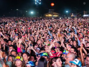 Pubblico al Jova Beach Party a Linate (Foto LaPresse – Alessandro Bremec)