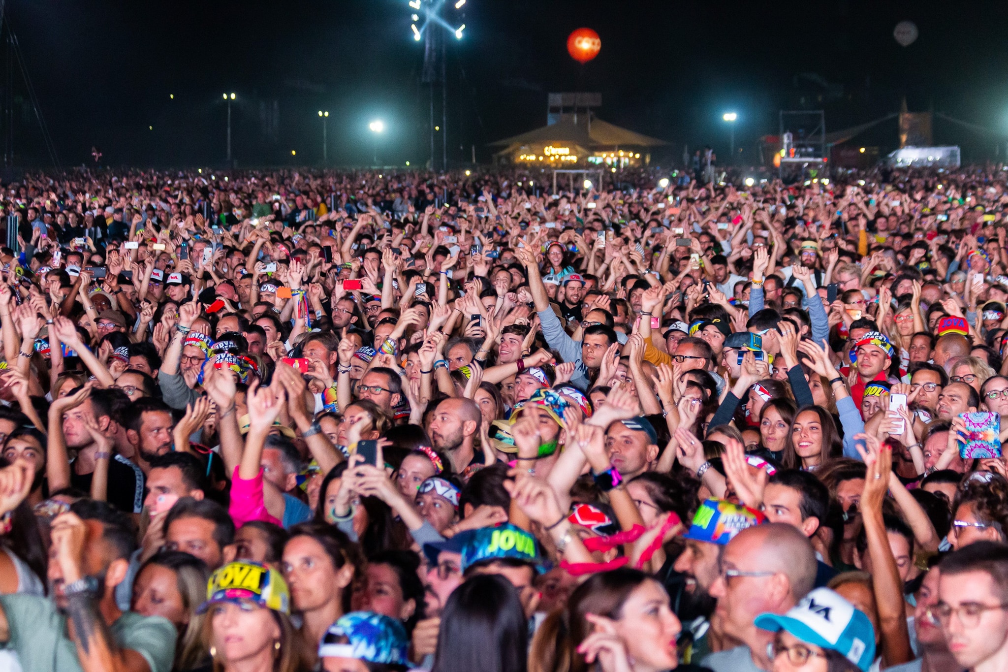 Pubblico al Jova Beach Party a Linate (Foto LaPresse – Alessandro Bremec)