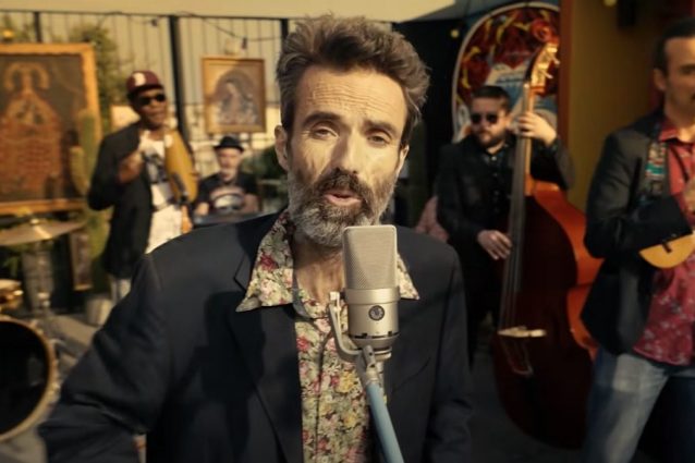 Pau Dones nel video di "Eso que tú me das" degli Jarabedepalo