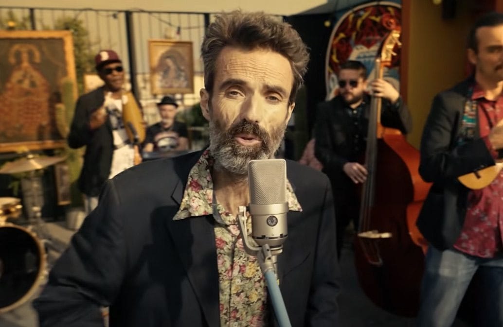 Pau Dones nel video di "Eso que tú me das" degli Jarabedepalo