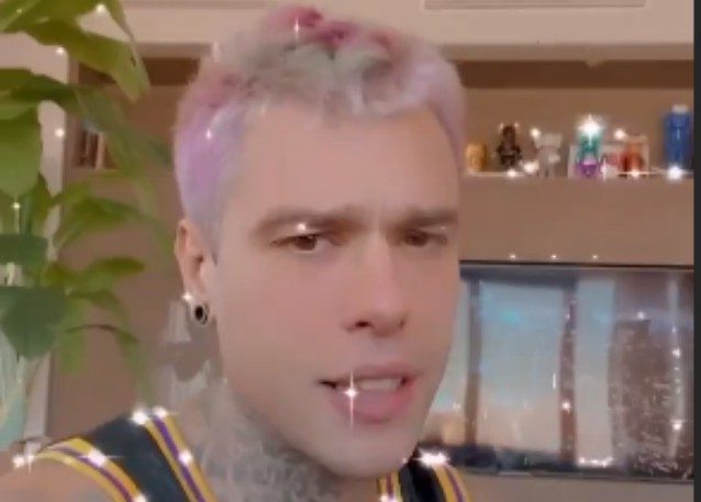 Fedez e la proposta agli artisti per salvare le maestranze dello spettacolo: "Istituiamo un fondo"