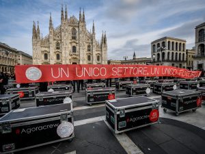 Protesta dei lavoratori dello Spettacolo a Milano (LaPResse)