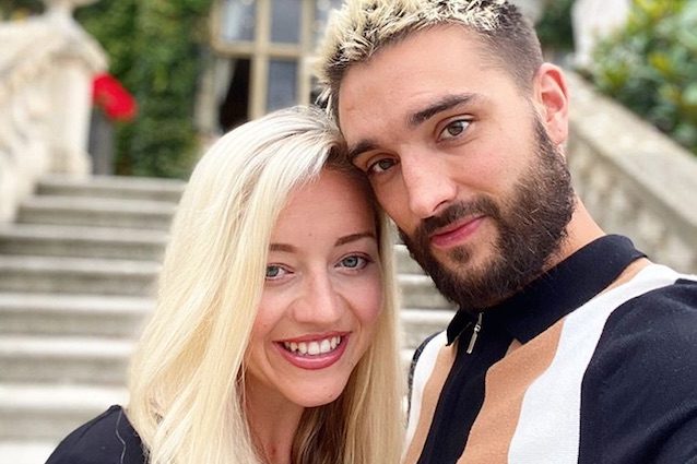 Tom Parker con la moglie Kelsey Hardwick (via Instagram)