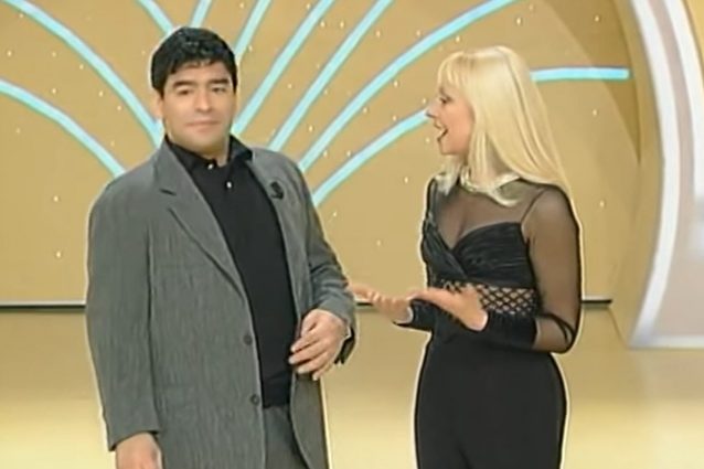 Maradona, Raffaella Carrà racconta: “Per vedermi in concerto, passò una notte in carcere”