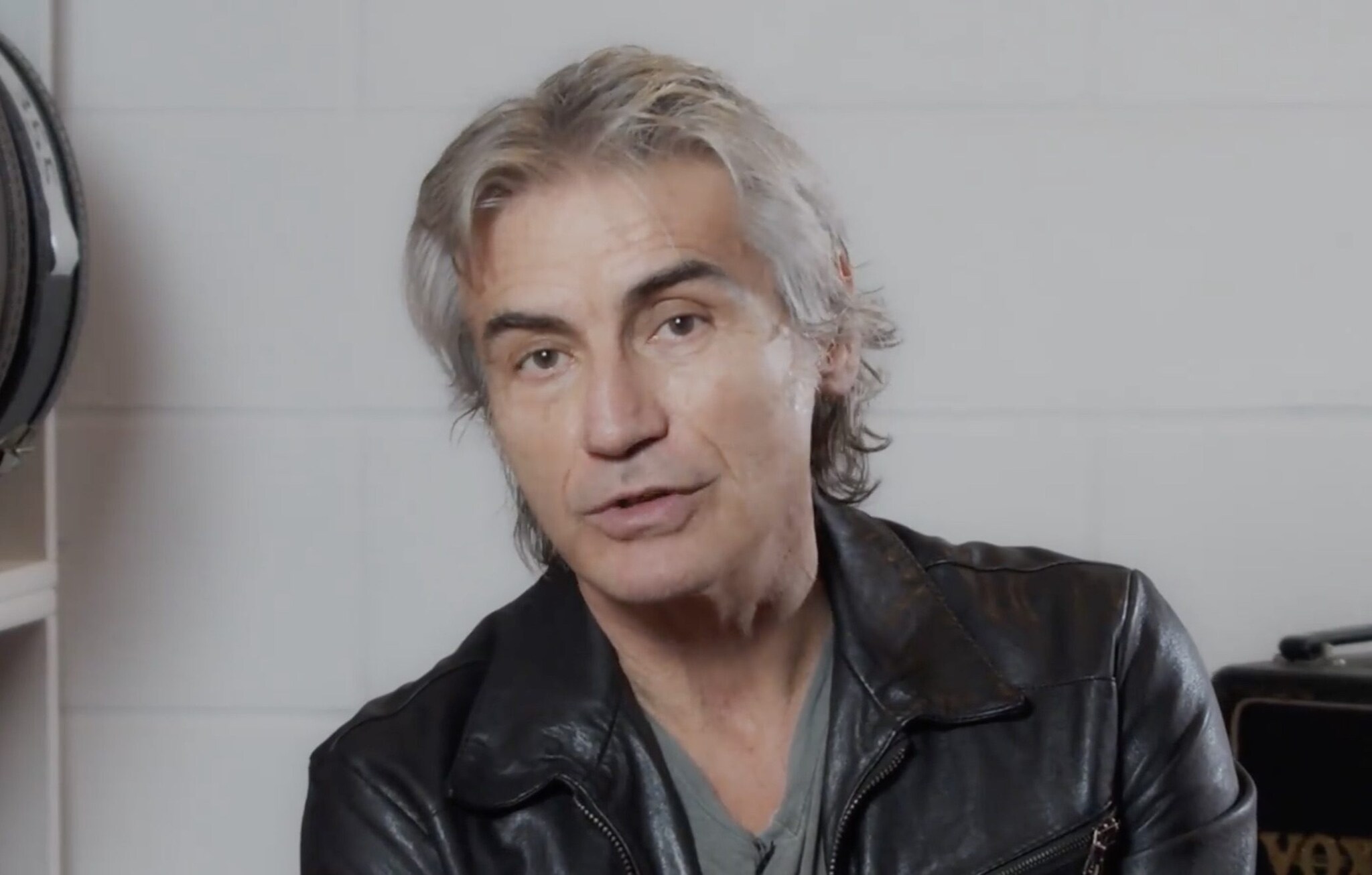 Ligabue rispetta la legge del 7 e annuncia una sorpresa di Capodanno