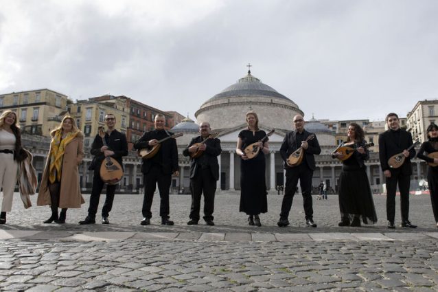 Ermal Meta canta Caruso con la Napoli Mandolin Orchestra, l'omaggio a Lucio Dalla nel giorno del suo compleanno