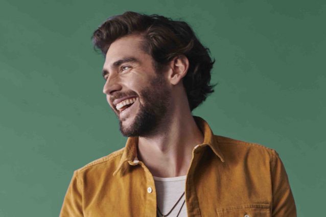 Alvaro Soler annuncia due concerti in Italia ma nel 2022, un anno dopo l’uscita dell’album