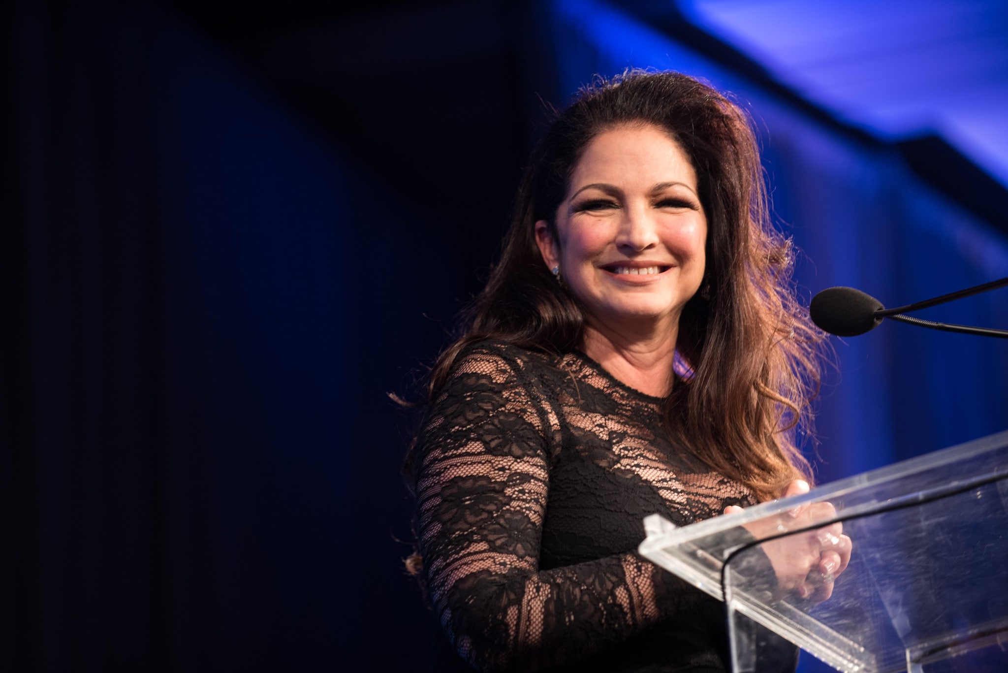 Gloria Estefan ha rivelato di aver subito abusi sessuali da un amico quando aveva 9 anni