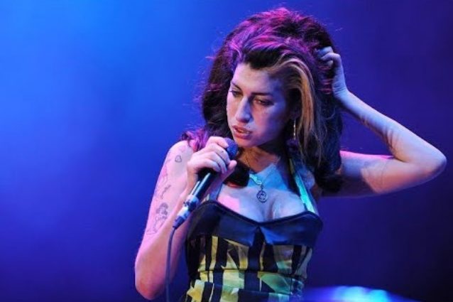 Gli ultimi cimeli di Amy Winehouse sono stati venduti all'asta per quattro milioni di dollari