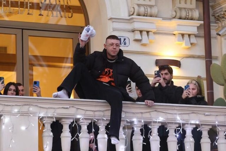 Sanremo Lazza lancia scarpe autografate ai fans dal balcone dell\'hotel Adriano Conte/LaPresse