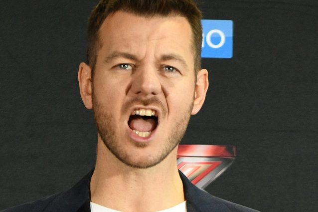 Alessandro Cattelan legge alla figlia un libro su genitori gay e zittisce gli omofobi