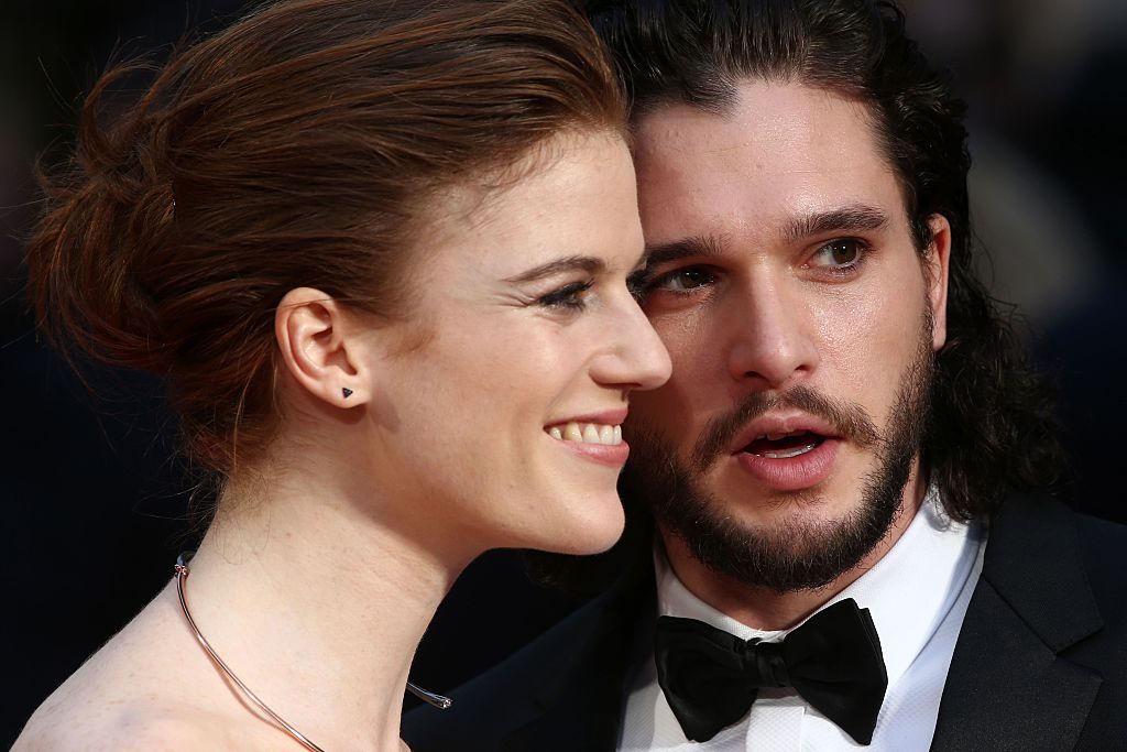 Kit Harington uscito dalla rehab, torna a Londra dalla moglie Rose Leslie: "Sta meglio"