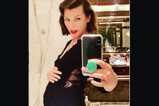 Milla Jovovich incinta del terzo figlio a 43 anni: "Alla mia età è stato un mix di gioia e terrore"