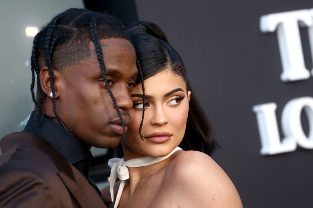 Kylie Jenner da sola al matrimonio di Justin Bieber, è finito l'amore con Travis Scott