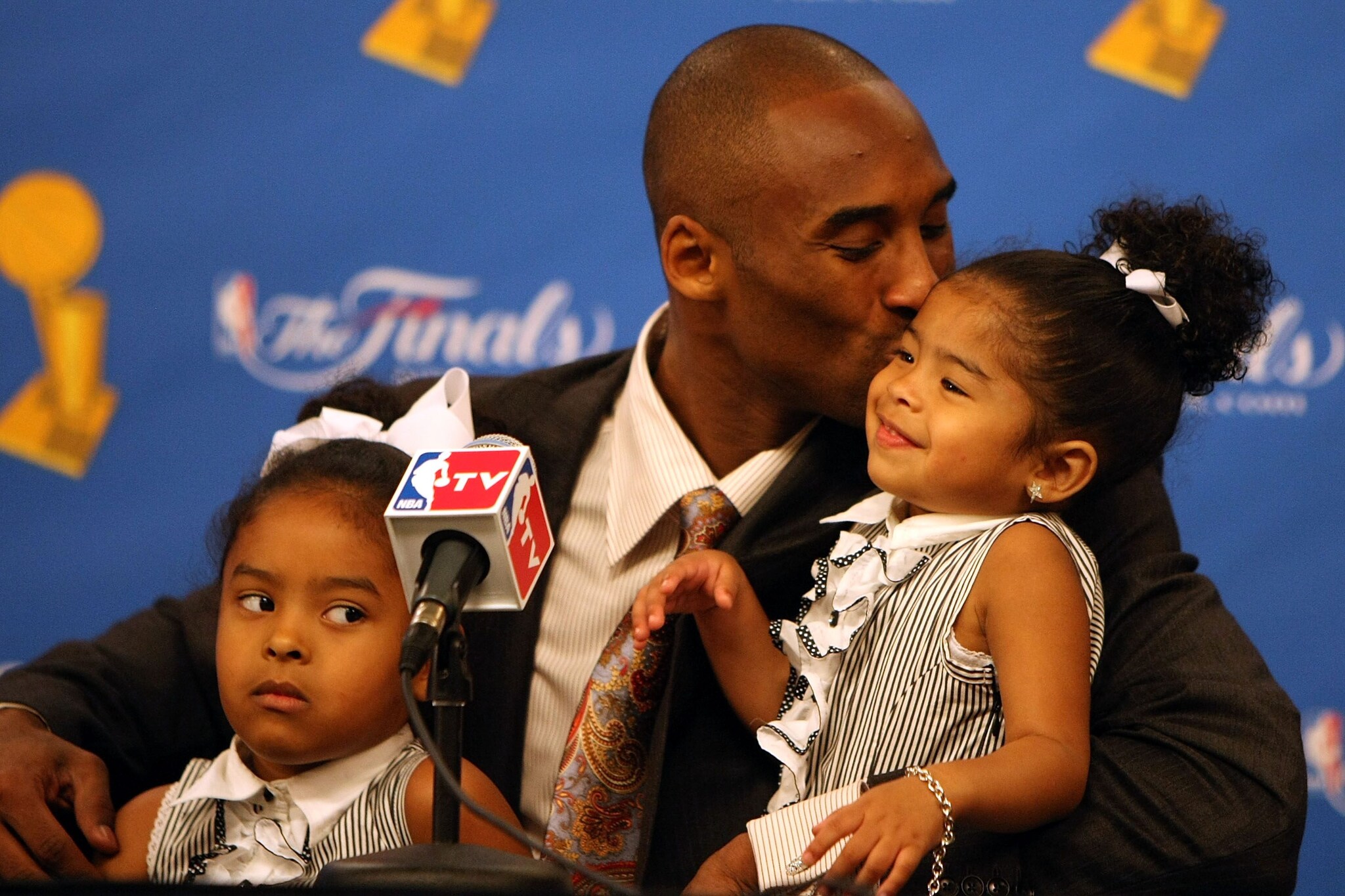 Kobe Bryant bacia la figlia Gianna nel 2008, a una conferenza stampa dopo la vittoria dei Lakers contro i Boston Celtics. Con loro anche la figlia maggiore Natalia
