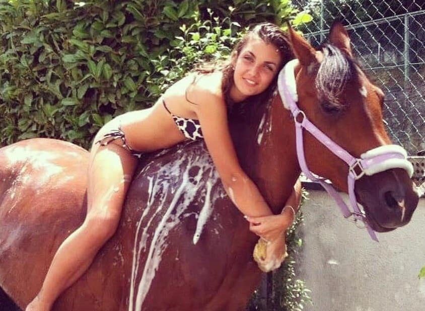 È morto il cavallo di Elettra Lamborghini: "Non ci credo, non mi sento pronta per questo"