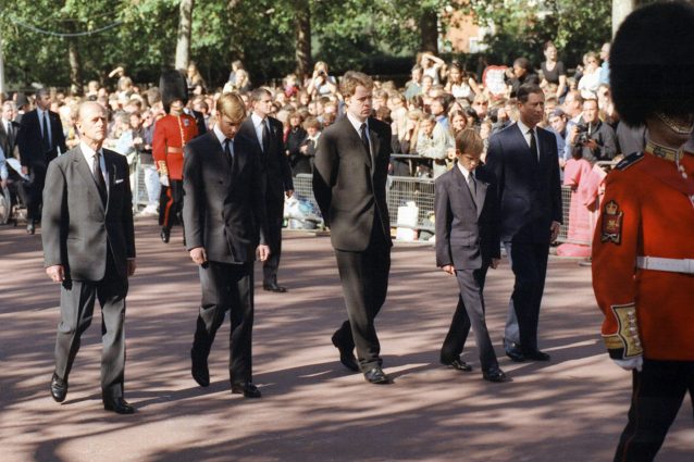 il principe Filippo, William, il fratello di Diana, Harry e il principe Carlo seguono il feretro della principessa Diana durante il funerale