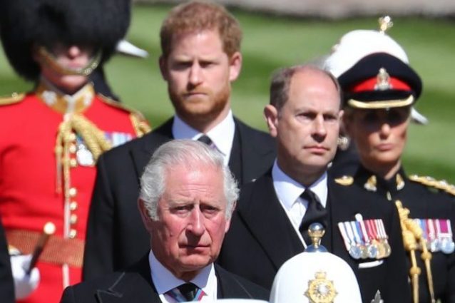 Il principe Edoardo, con il fratello Carlo e il nipote Harry, ai funerale del principe Filippo.