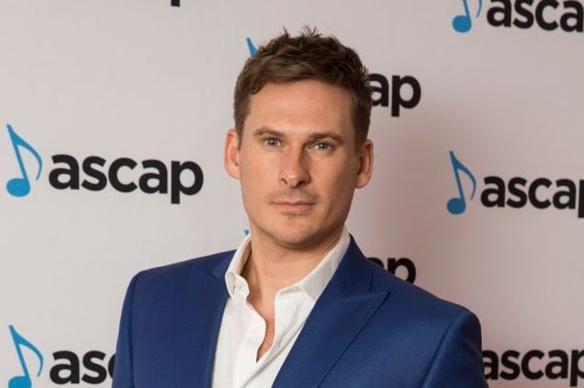 Lee Ryan fa coming out e poi abbandona i social: "Stanco di tutto questo odio"